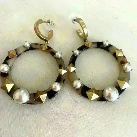 Tortoise and studs with pearls earrings by Stella & Dot. Lightweight and fun! - Picture 1 of 3